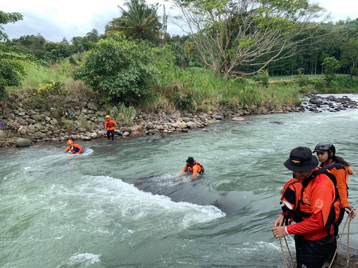 Operasi pencarian Dg Patiha (70), korban yang diduga hilang di Sungai Bilareng di Dusun Lemoa, Kecamatan Bontolempangan, Kabupaten Gowa, Sulawesi Selatan.  Dok. Basarnas Makassar