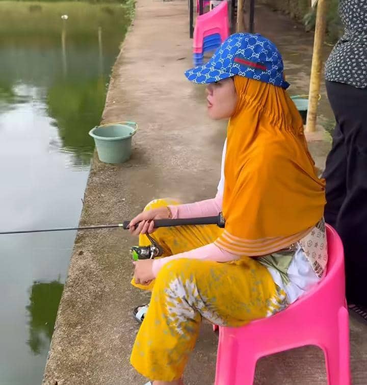 potret Ummi Quary mancing di galatama
