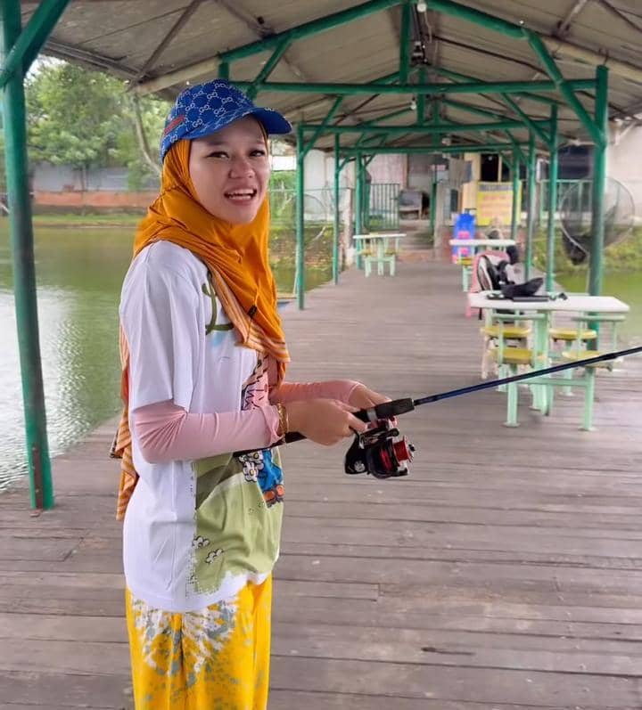 potret Ummi Quary mancing di galatama