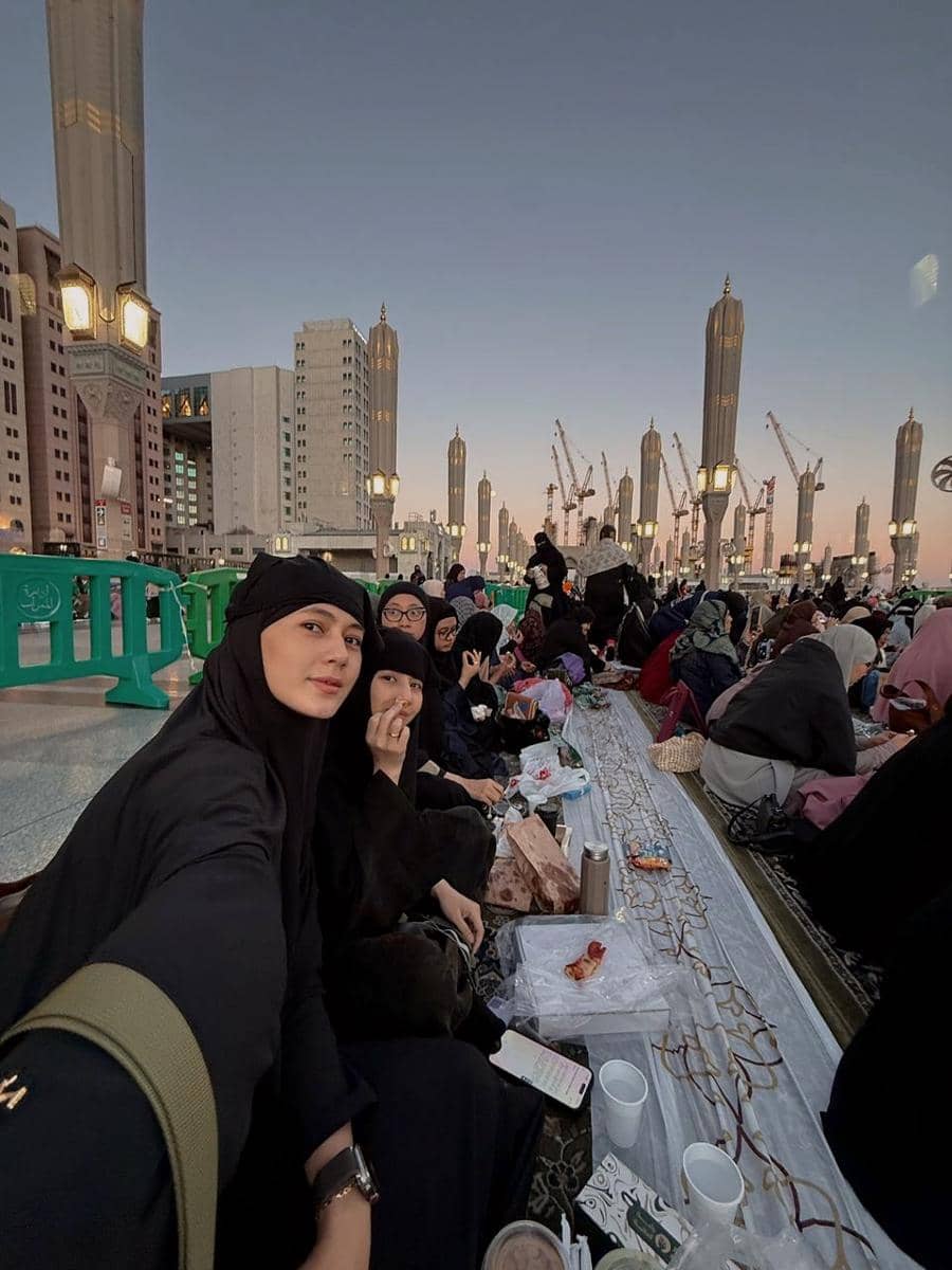 Paula Verhoeven saat umrah di bulan Ramadan 2026