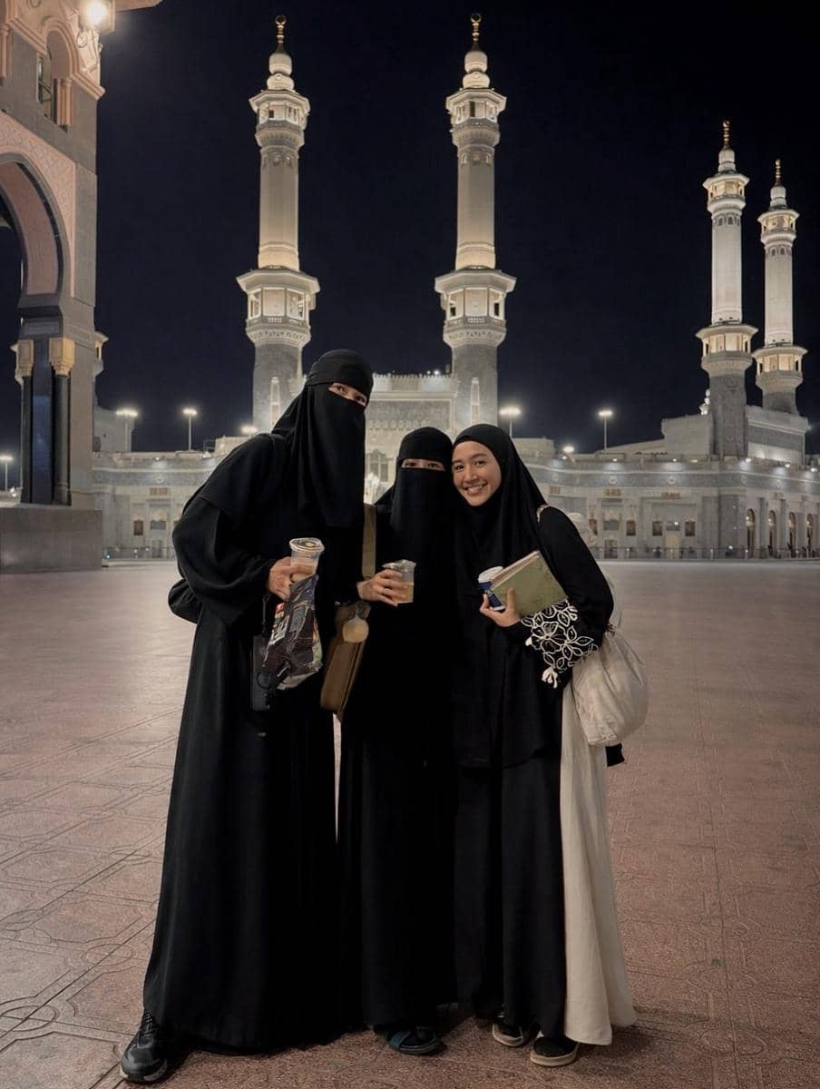 Paula Verhoeven saat umrah di bulan Ramadan 2026