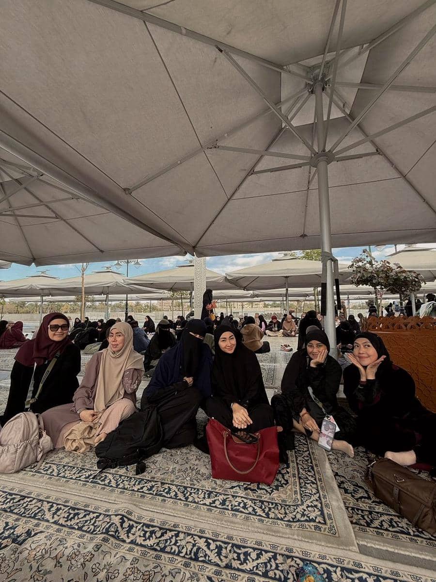 Paula Verhoeven saat umrah di bulan Ramadan 2026