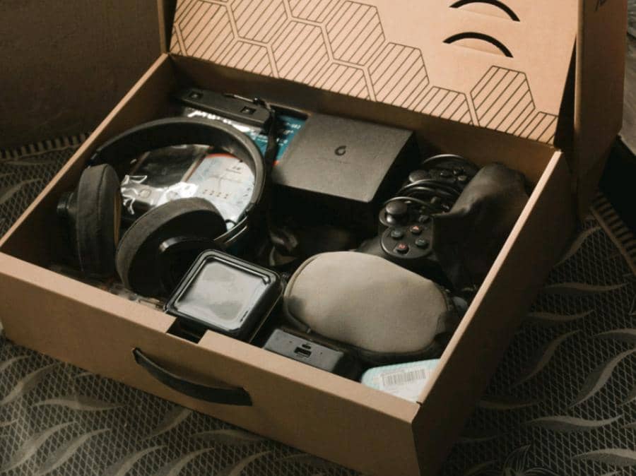 ilustrasi hampers aksesoris gadget