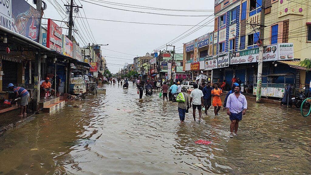 warga berjalan di genangan banjir 
