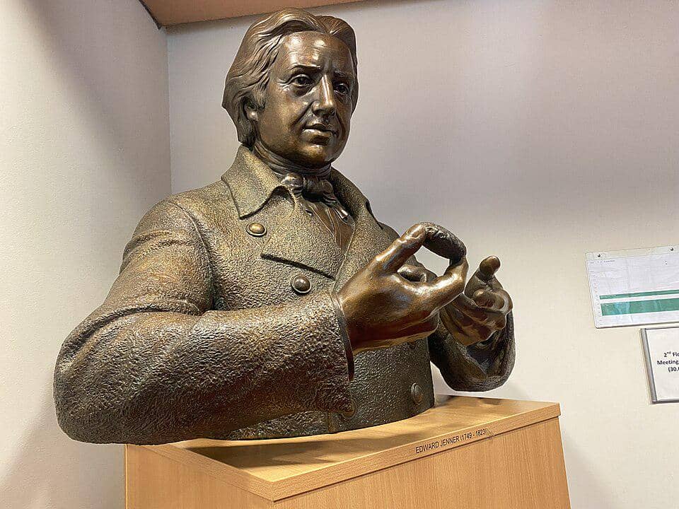 potret patung Edward Jenner