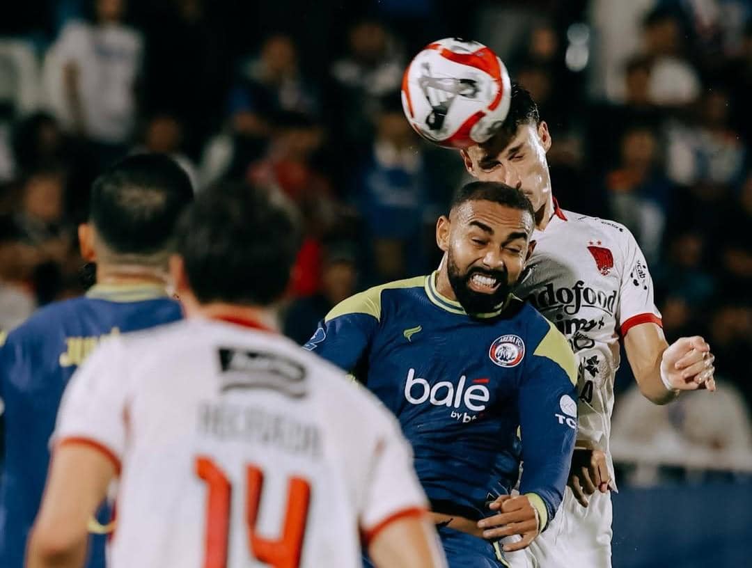Suasana pertandingan antara Bali United (putih) dan Arema FC (biru).