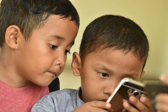 Fenomena Digital Babysitter di Balik Pembatasan Medsos Anak