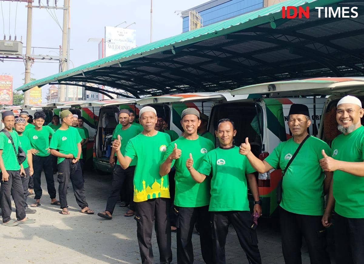 Para pekerja bersih masjid gratis di bawah naungan Yayasan Haji Anif (IDN Times/Eko Agus Herianto)