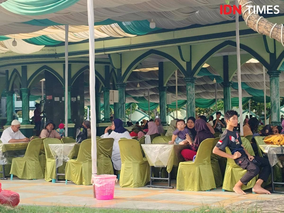 Momen menjelang buka puasa gratis di Masjid Al Musannif (IDN Times/Eko Agus Herianto)