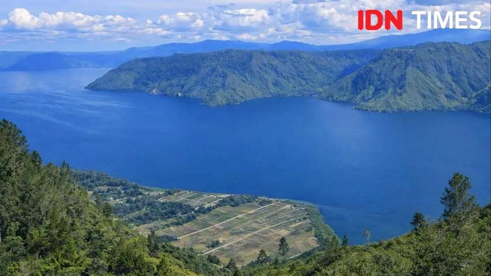 Suasana Danau Toba (Mangara Wahyudi)