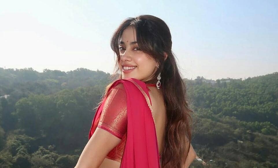 9 Potret Janhvi Kapoor Rayakan Ulang Tahun di Kuil Tirupati, Syahdu!