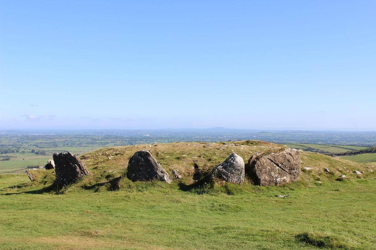 ilustrasi loughcrew cairn