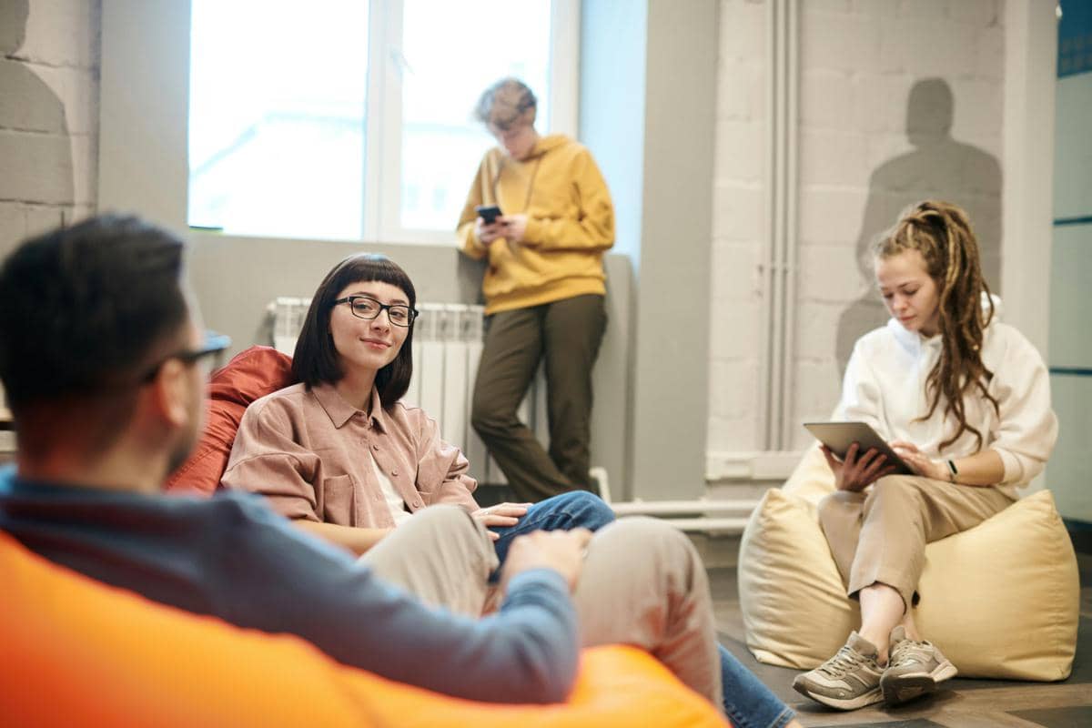 ilustrasi Gen Z dan millenial