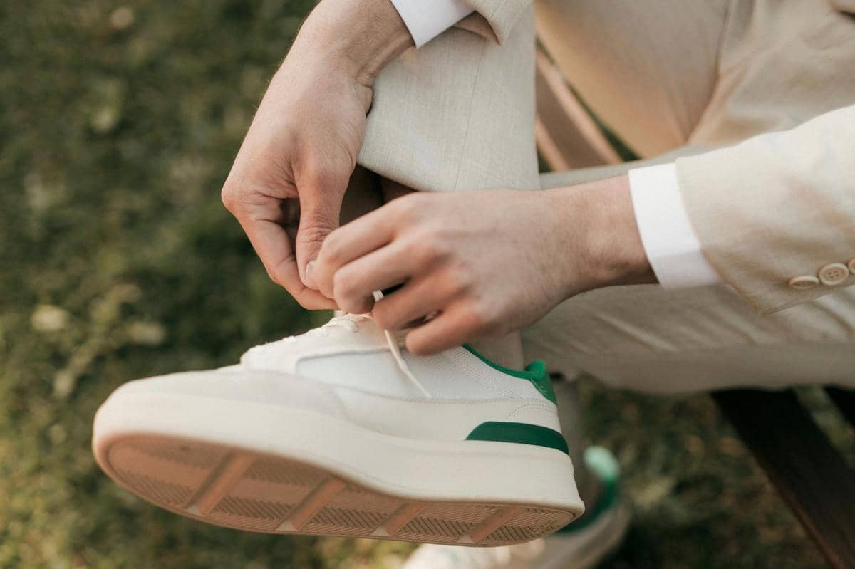 4 Cara Pakai Sneakers agar Terlihat Tidak Terlalu Kasual, Lebih Rapi!