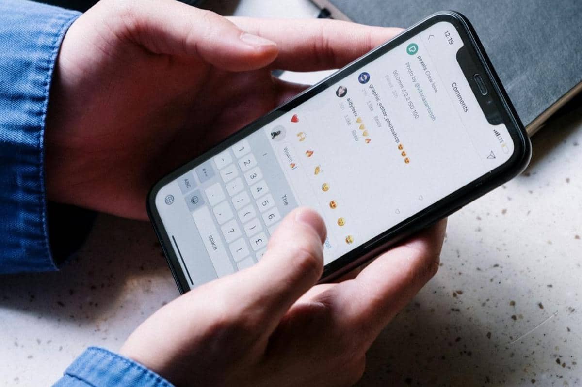 ilustrasi memberikan komentar positif di Instagram