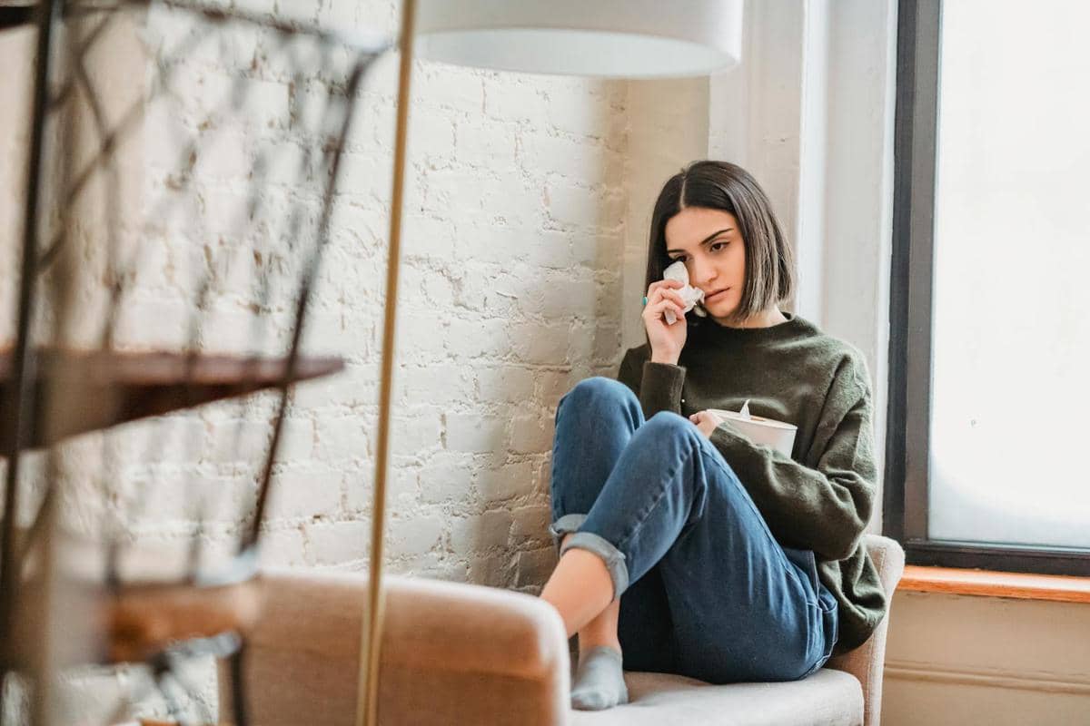 ilustrasi perempuan sedih