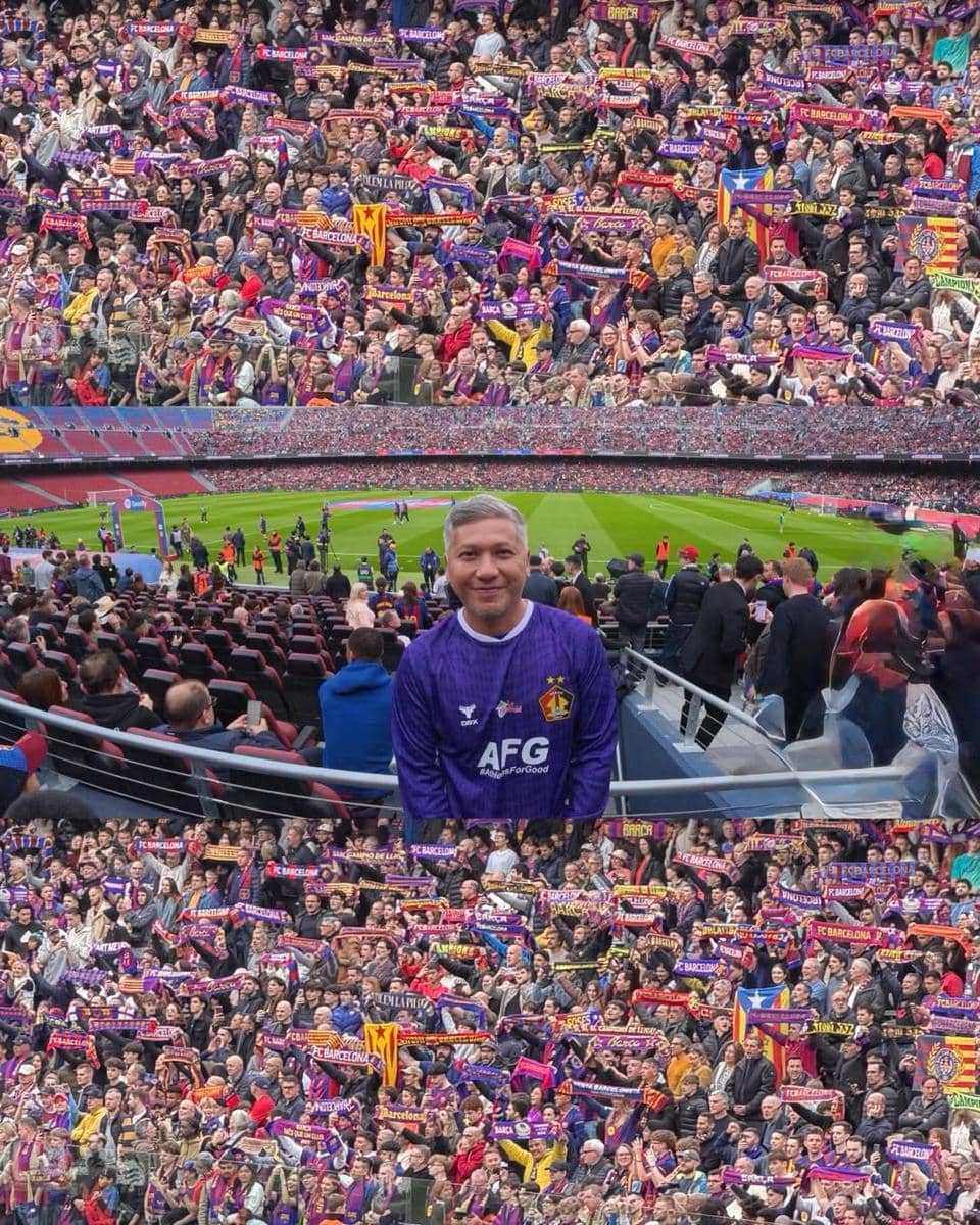 Gading Marten nonton pertandingan bola di stadion Camp Nou