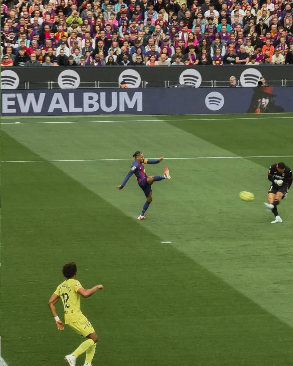 Gading Marten nonton pertandingan bola di stadion Camp Nou