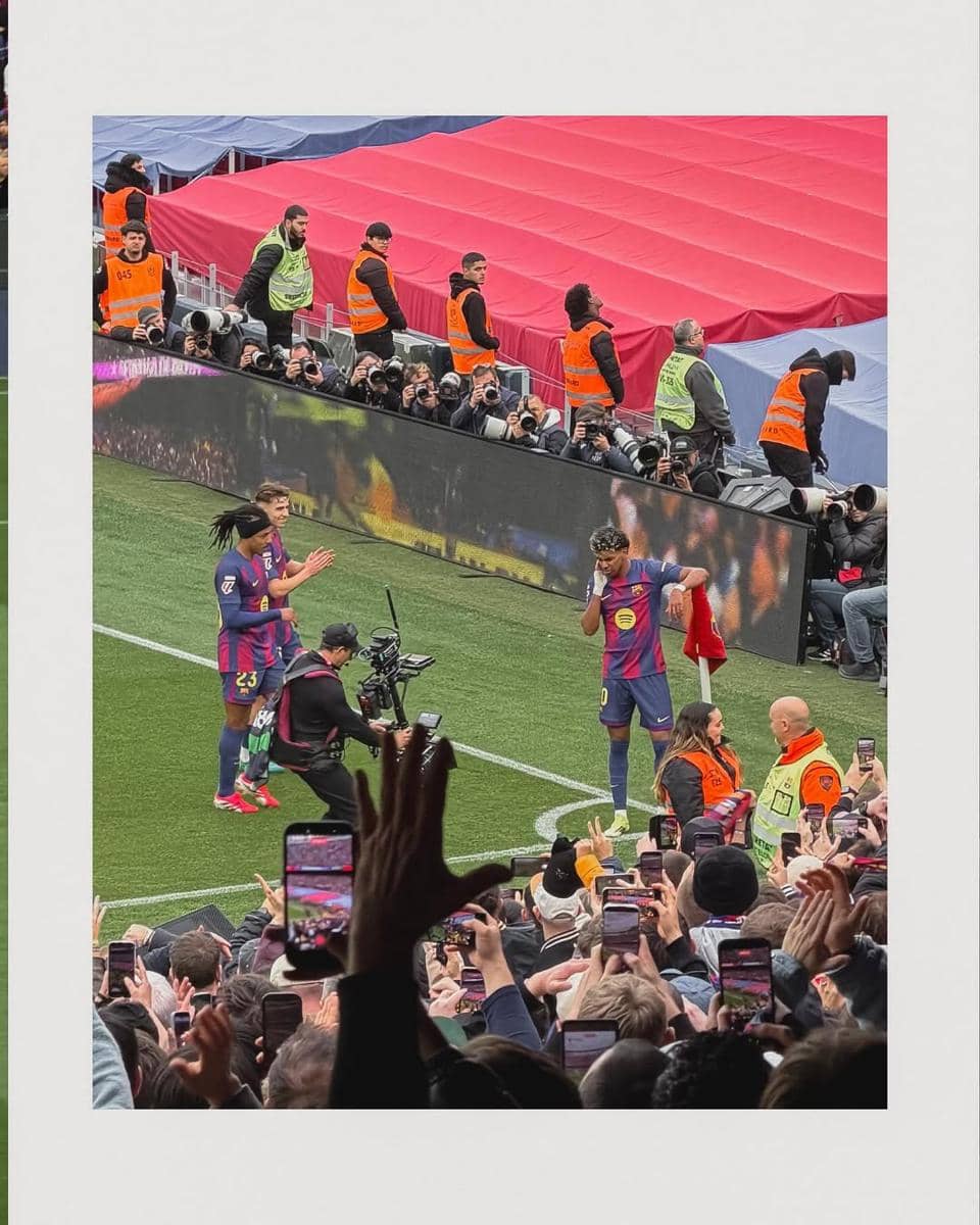 Gading Marten nonton pertandingan bola di stadion Camp Nou