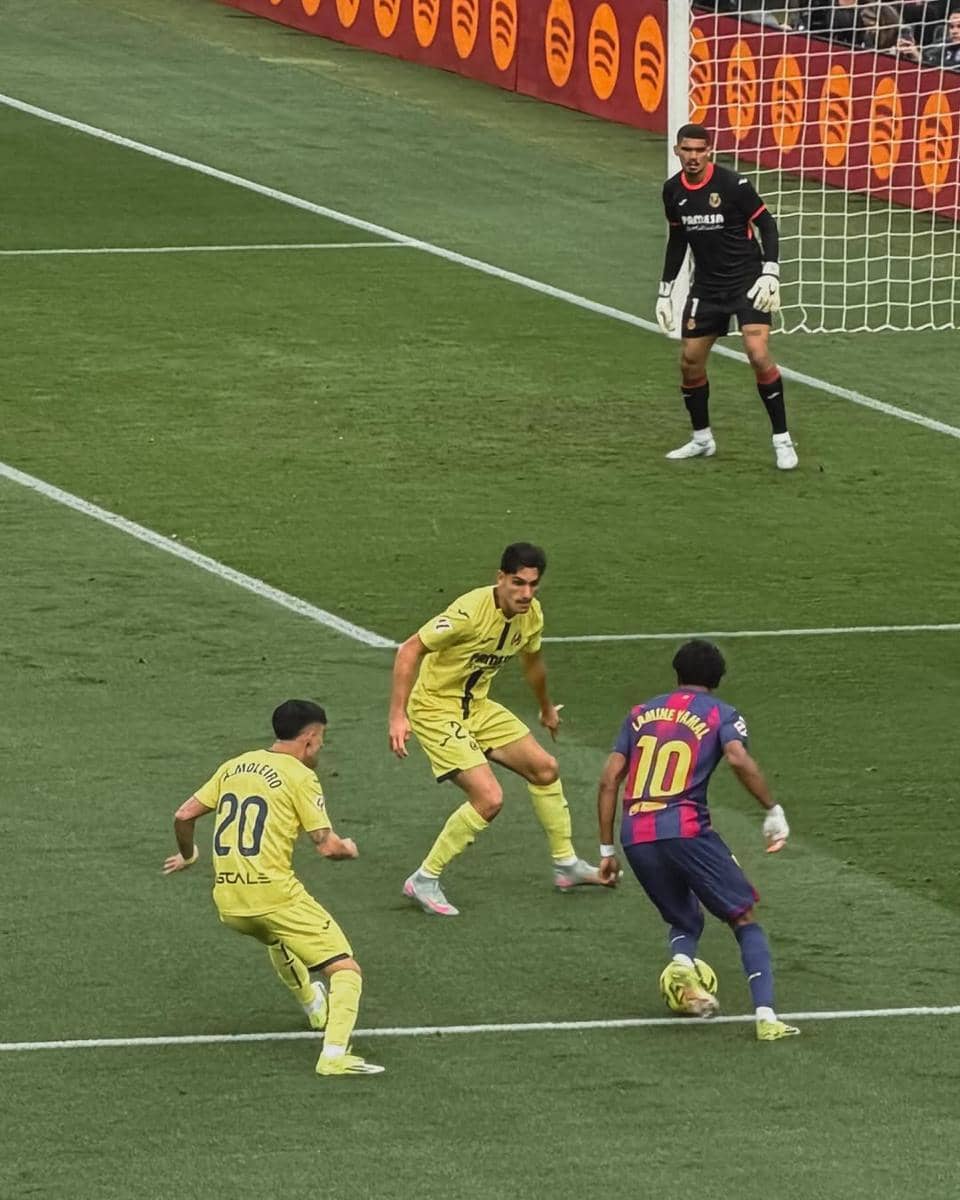 Gading Marten nonton pertandingan bola di stadion Camp Nou