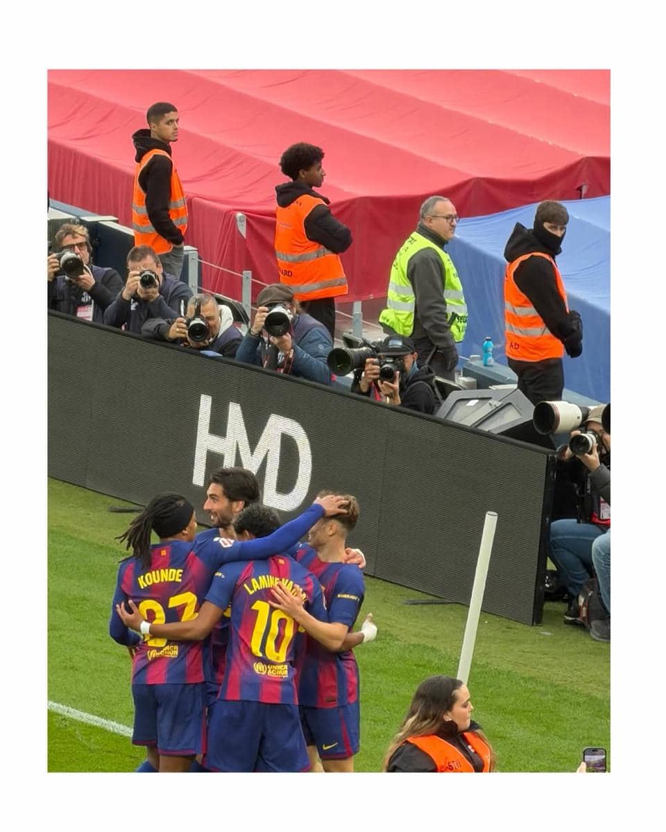 Gading Marten nonton pertandingan bola di stadion Camp Nou