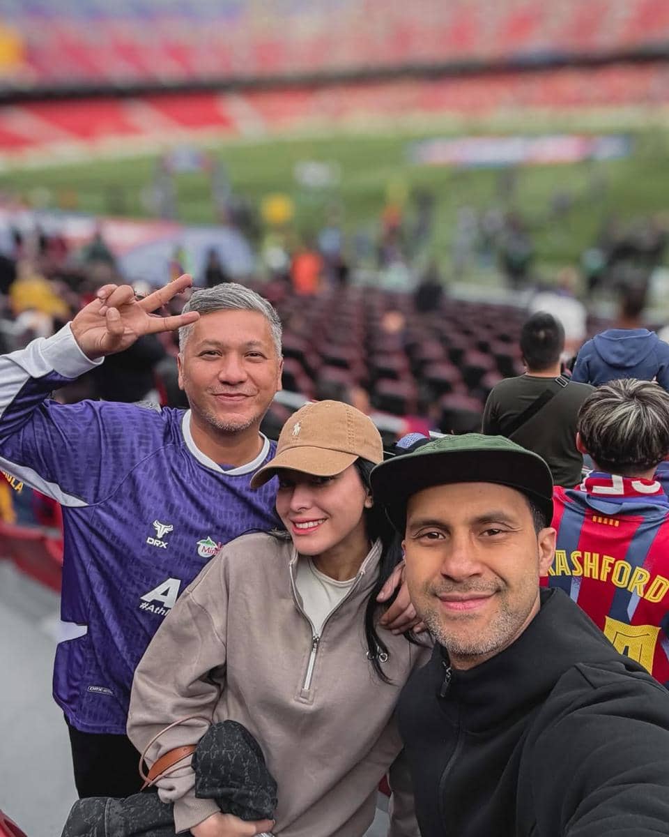 Gading Marten nonton pertandingan bola di stadion Camp Nou