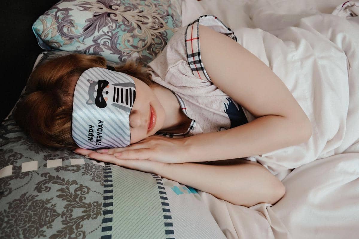 ilustrasi silk sleep mask 