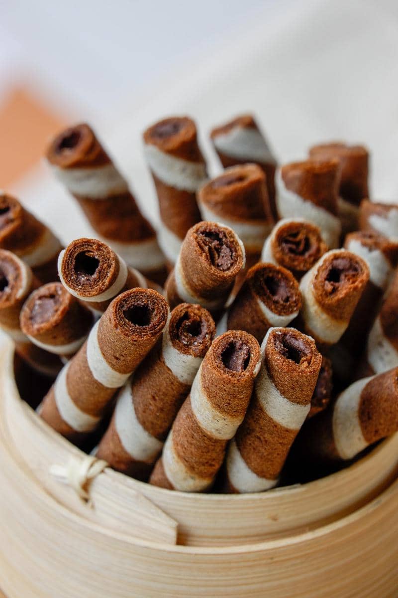 ilustrasi astor cokelat 