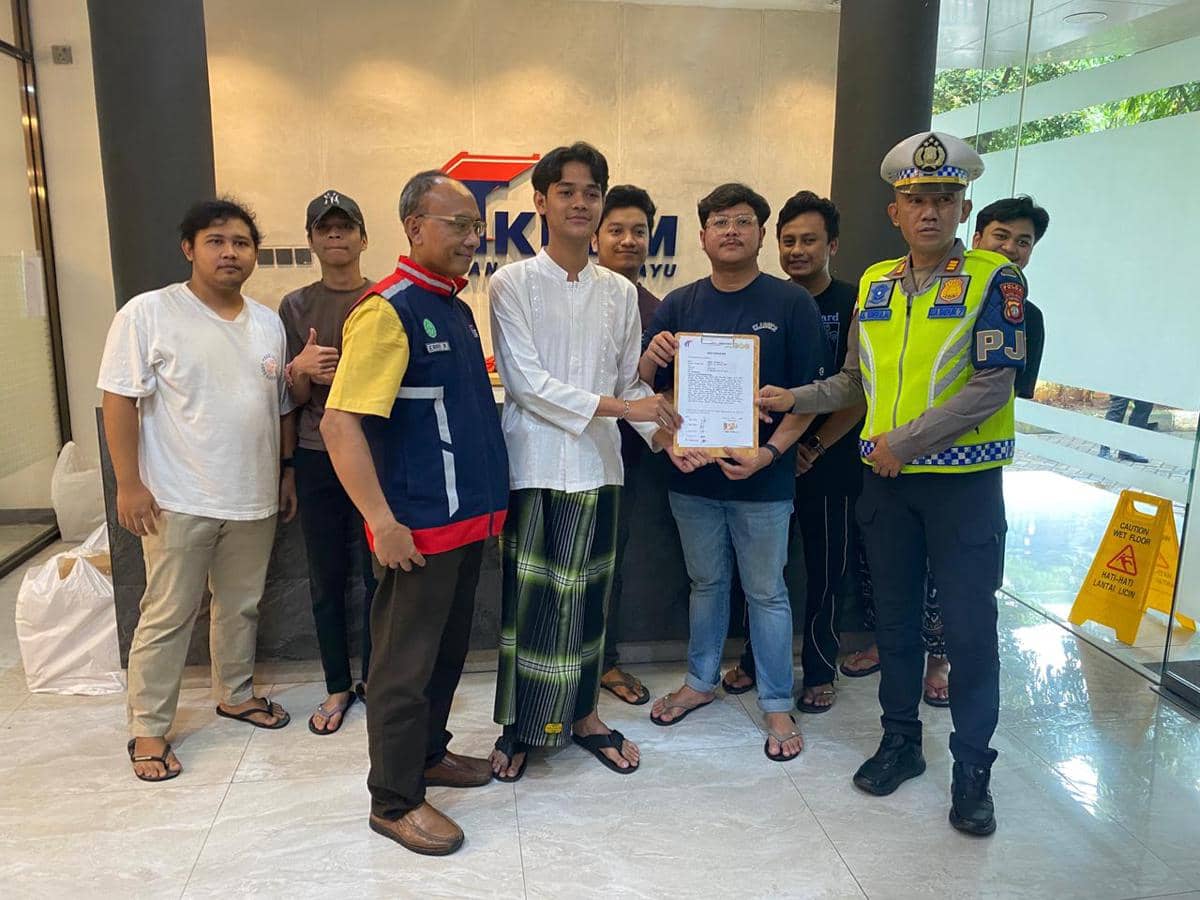 Pengemudi mobil yang melakukan konvoi dan berjalan zig-zag di Tol Becakayu disuruh minta maaf (Dok.Polda Metro Jaya)