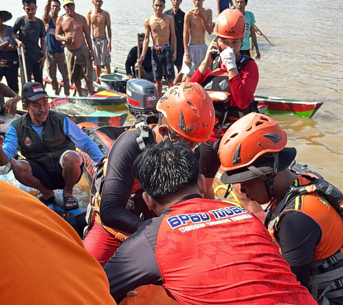 Tim SAR gabungan saat mengevakuasi jasad pemuda tenggelam di Sungai Musi. (Dok. BPBD Muba)