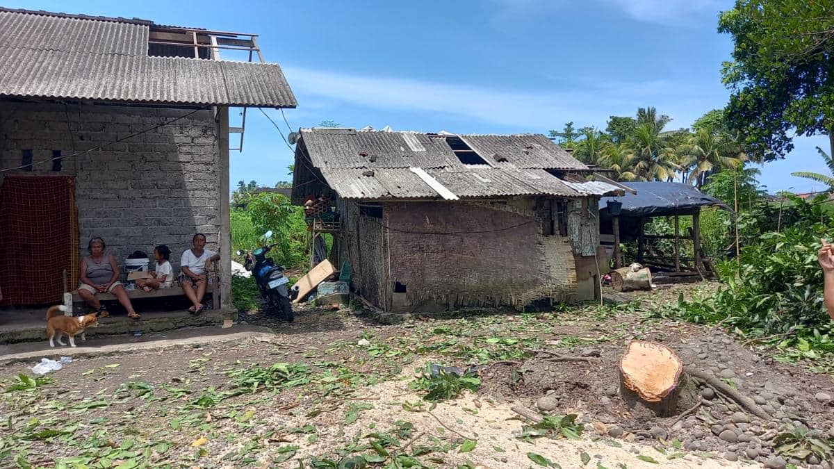 Satu dari beberapa bangunan milik warga di Kecamatan Mendoyo dilaporkan mengalami kerusakan karena dampak angin kencang yang terjadi di Kabupaten Jembrana, Bali, pada Sabtu (7/3/2026).