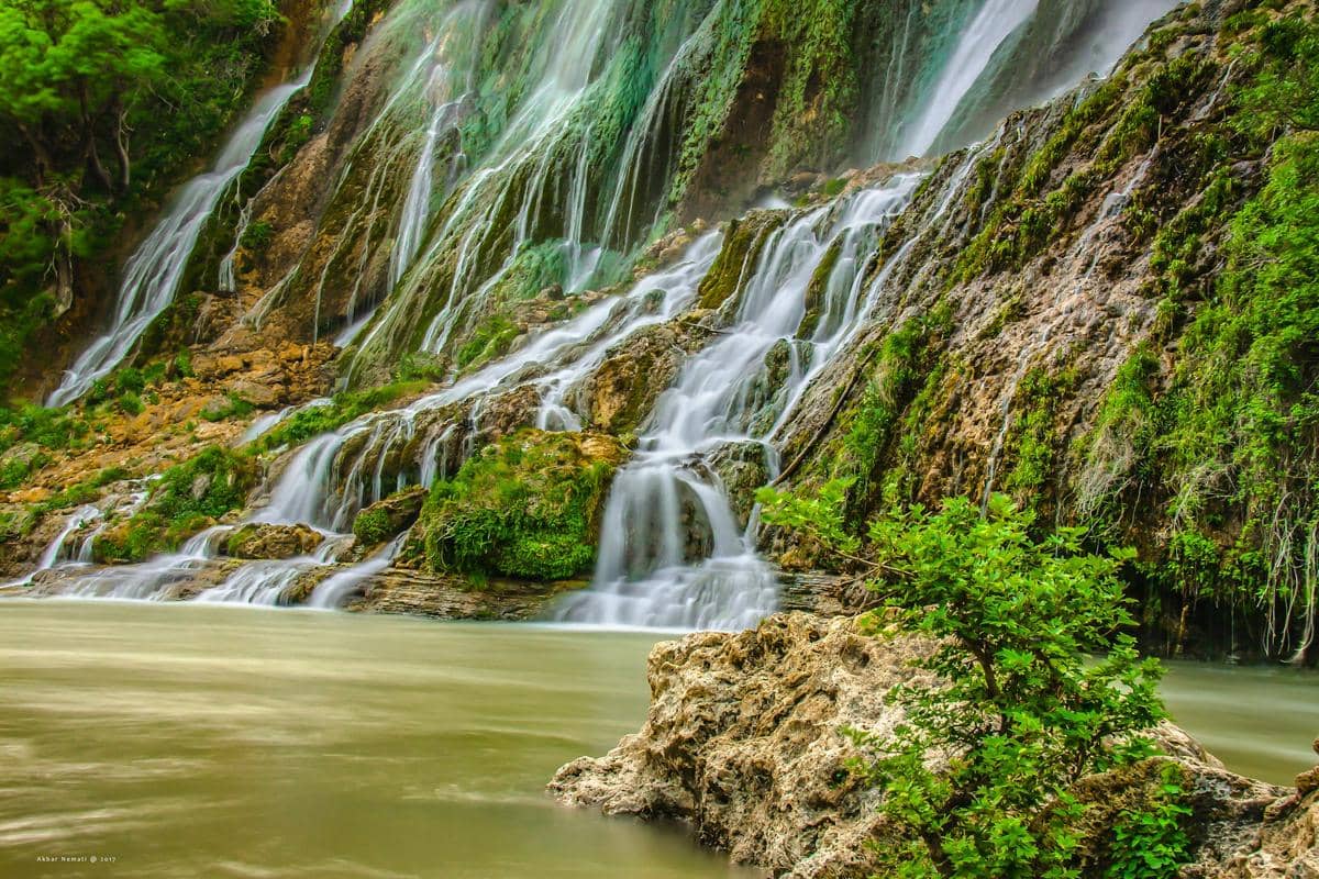 Potret Bisheh Waterfall di Lorestan, Iran