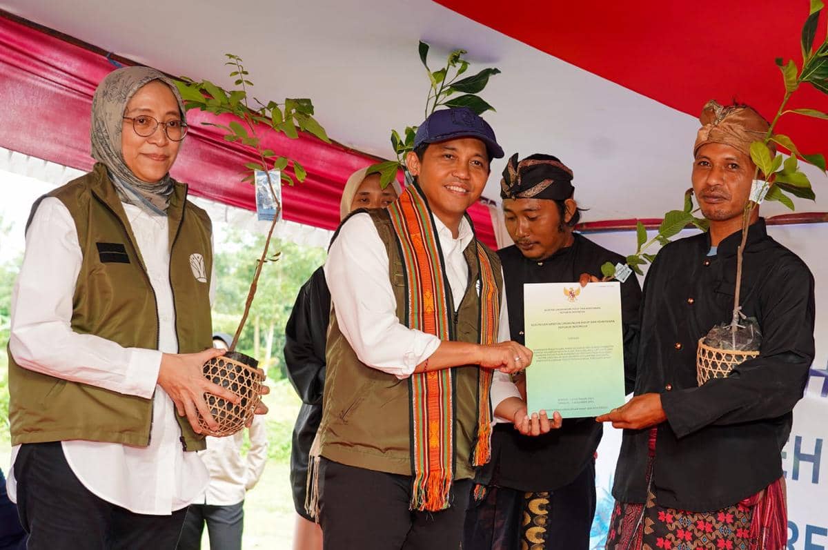 Menhut Raja Juli Serahkan 6 SK Perizinan Perhutanan Sosial di Lombok