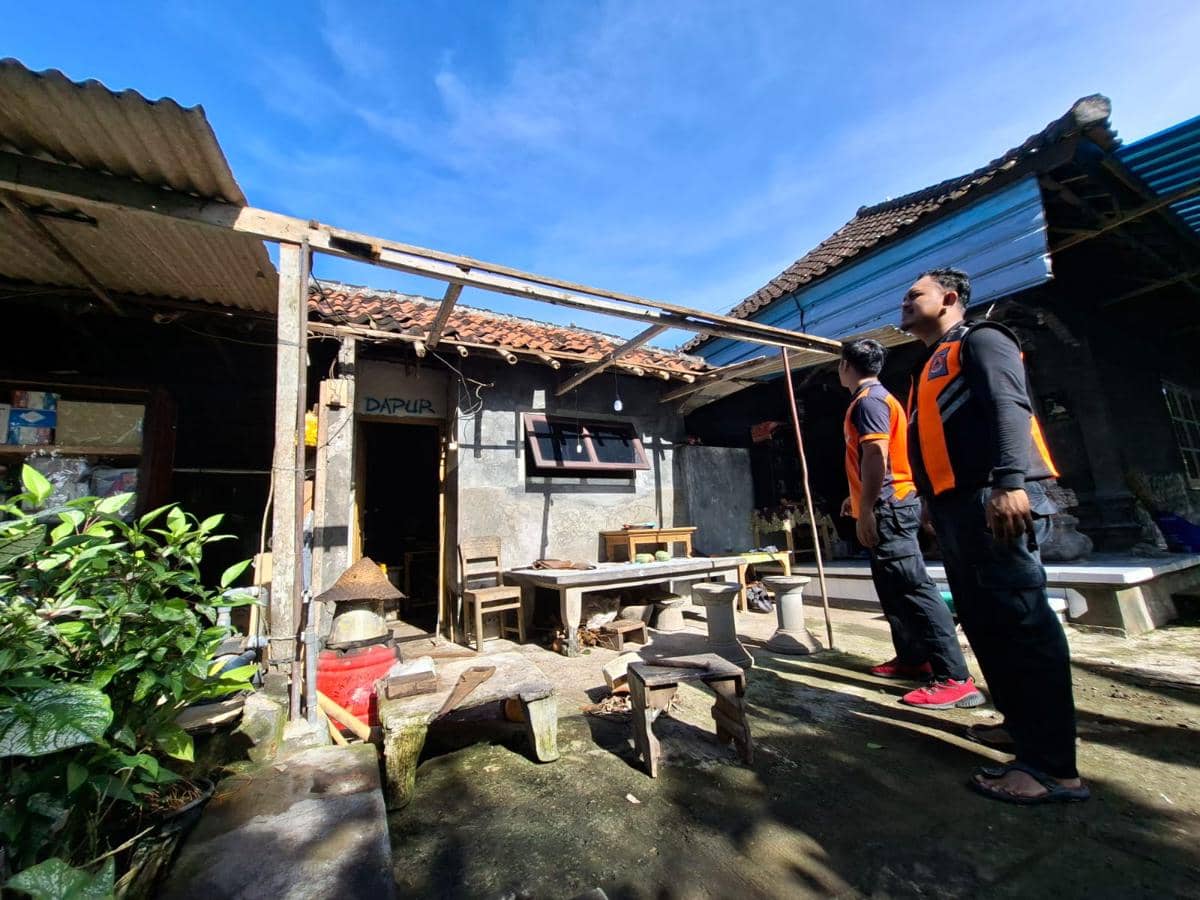 Satu dari beberapa bangunan milik warga di Kecamatan Mendoyo dilaporkan mengalami kerusakan karena dampak angin kencang yang terjadi di Kabupaten Jembrana, Bali, pada Sabtu (7/3/2026).
