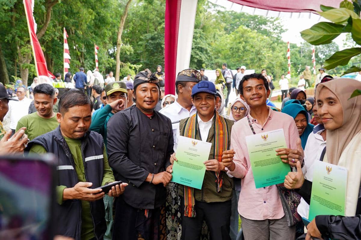 Menteri Kehutanan (Menhut) Raja Juli Antoni menyerahkan Surat Keputusan (SK) Perhutanan Sosial kepada enam Kelompok Tani Hutan (KTH) di Pulau Lombok, Nusa Tenggara Barat. (Dok. Kemenhut)