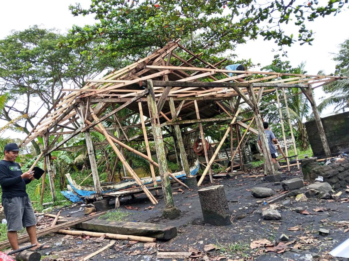 Angin Kencang Rusak Atap Tempat Pangkalan Nelayan di Tabanan 