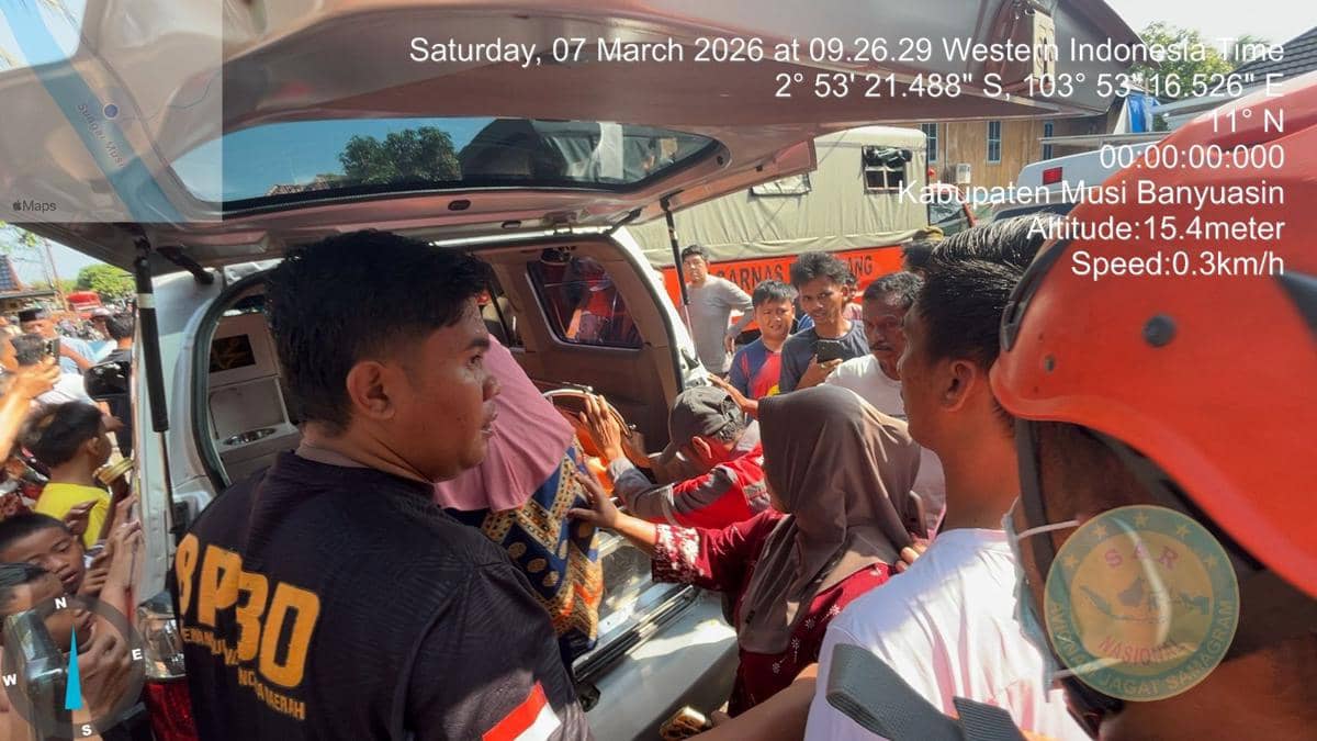 Tim SAR gabungan saat mengevakuasi jasad pemuda tenggelam di Sungai Musi. (Dok. BPBD Muba)