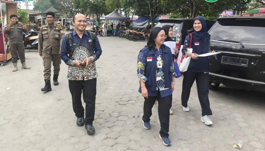BPOM Palembang saat melakukan sidak ke pasar takjil di Martapura. (Dok. BPOM Palembang)