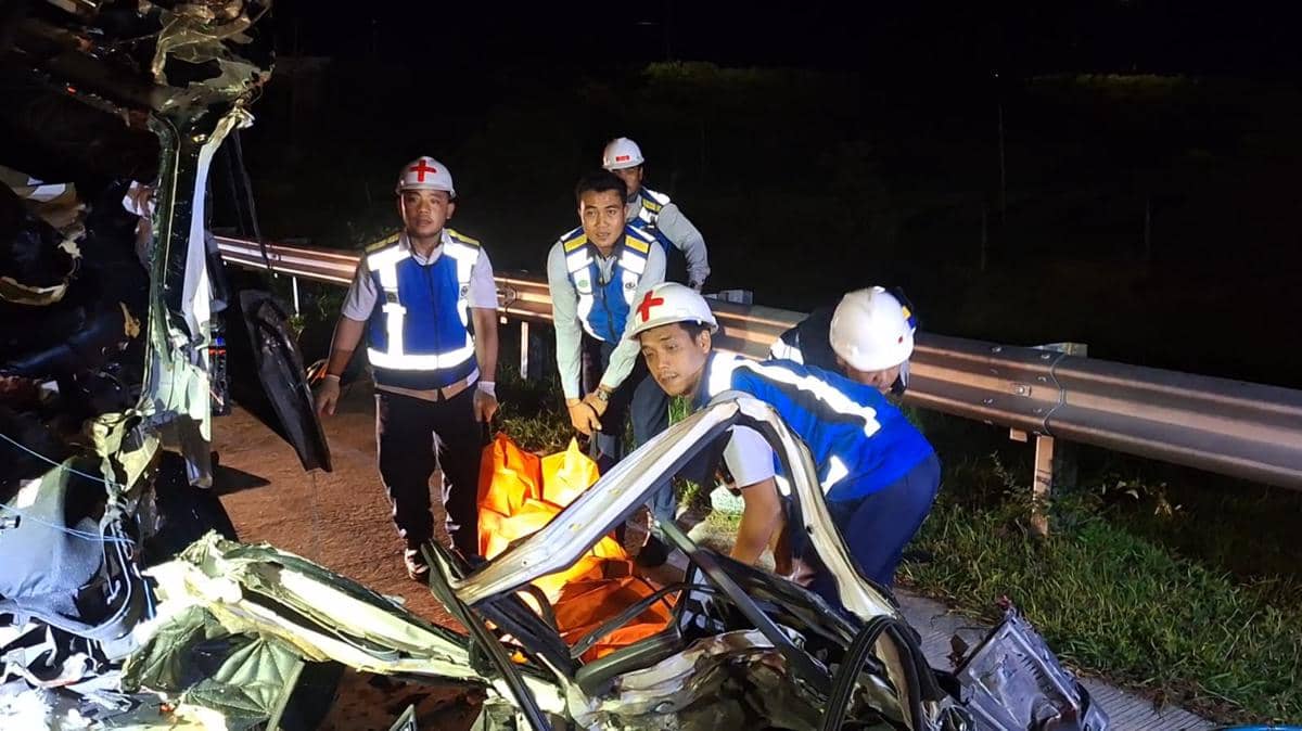 Truk Sayur Tabrak Tronton di Tol Ngawi, Kenek Tewas Terjepit