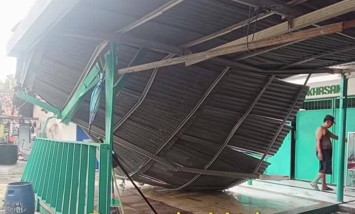 8 Bangunan di Surabaya Rusak Akibat Hujan Angin, Ada Musala Juga