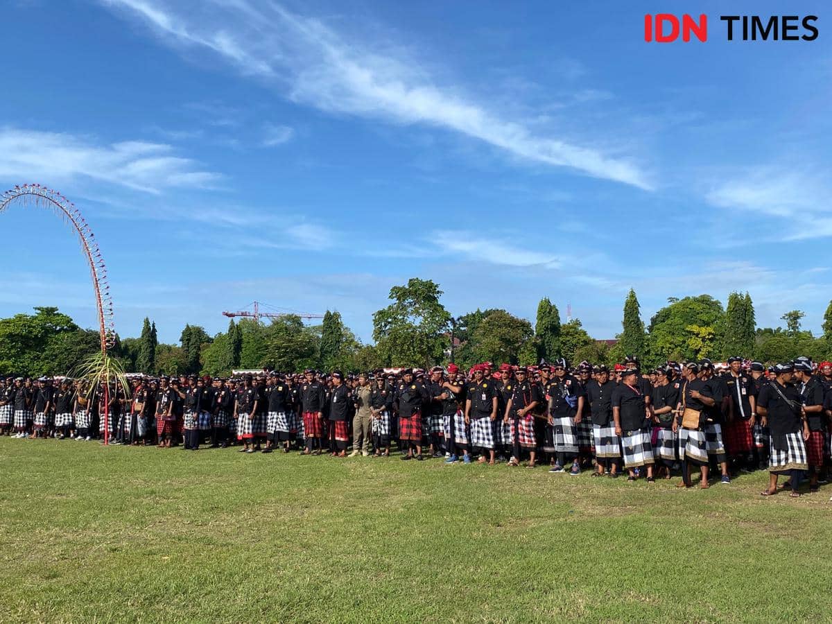 Pecalang se-Bali di Lapangan Niti Mandala Renon. 