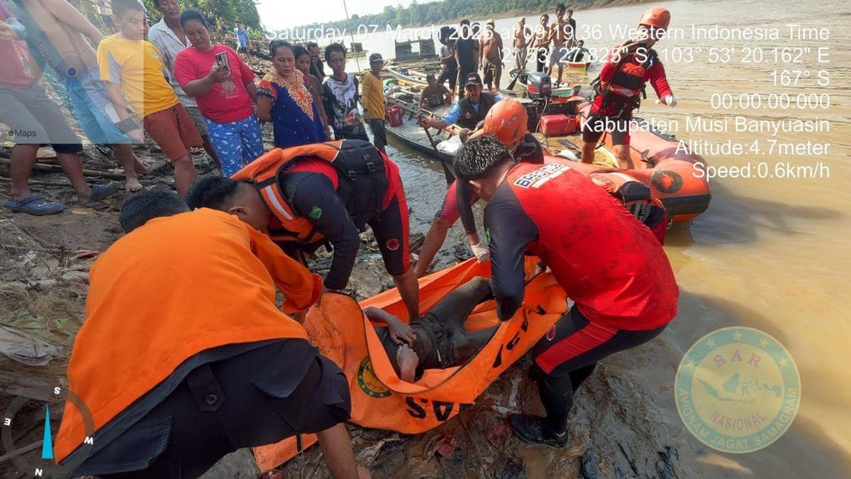 Tim SAR gabungan saat mengevakuasi jasad pemuda tenggelam di Sungai Musi. (Dok. BPBD Muba)