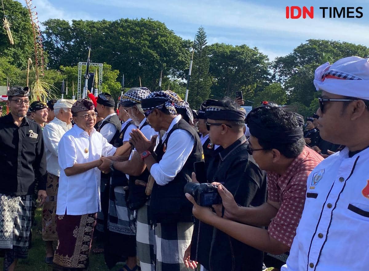Gubernur Bali, Wayan Koster bersalaman dengan para pecalang di Lapangan Niti Mandala Renon Denpasar. 