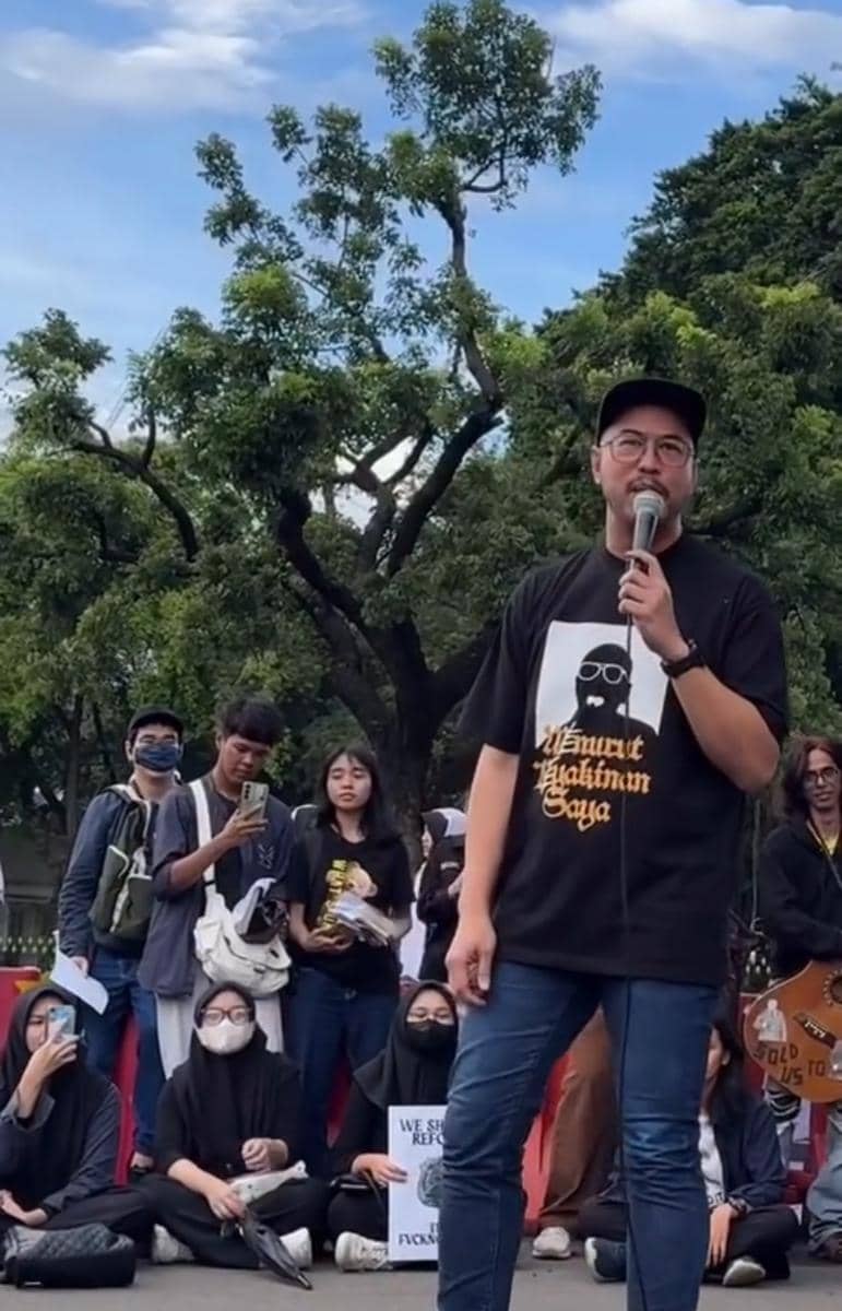 potret Pandji Pragiwaksono ikut aksi kamisan