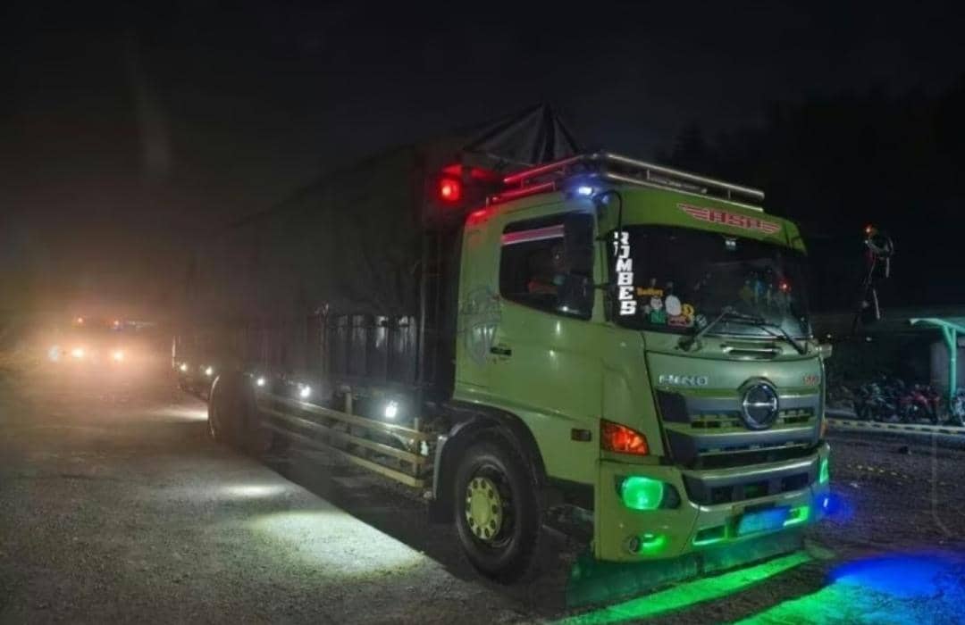 2 Truk dicegat saat melintas di OKU, 80 ton batu bara ilegal hagal dikirim ke Banten. (Dok. Polda Sumsel)