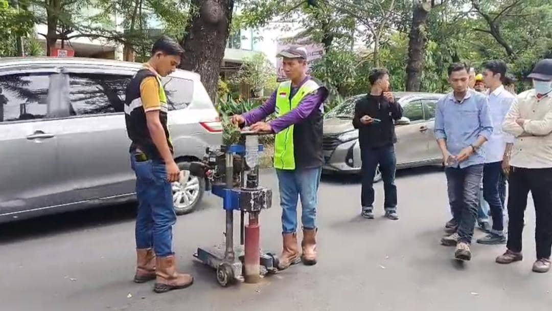 Proses uji core drill dilakukan untuk memastikan kualitas lapisan aspal Jalan Hertasning sesuai spesifikasi teknis AC-WC. (IDN Times/Istimewa) 
