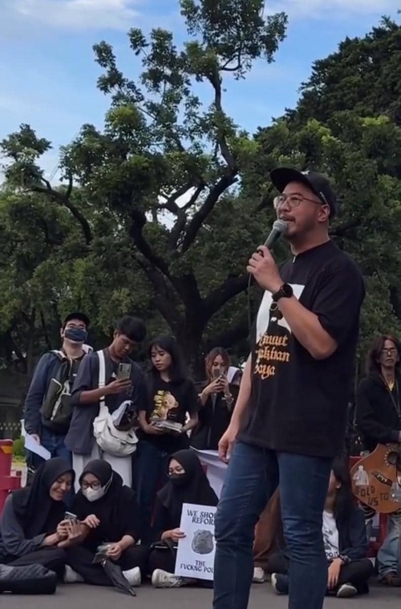 potret Pandji Pragiwaksono ikut aksi kamisan