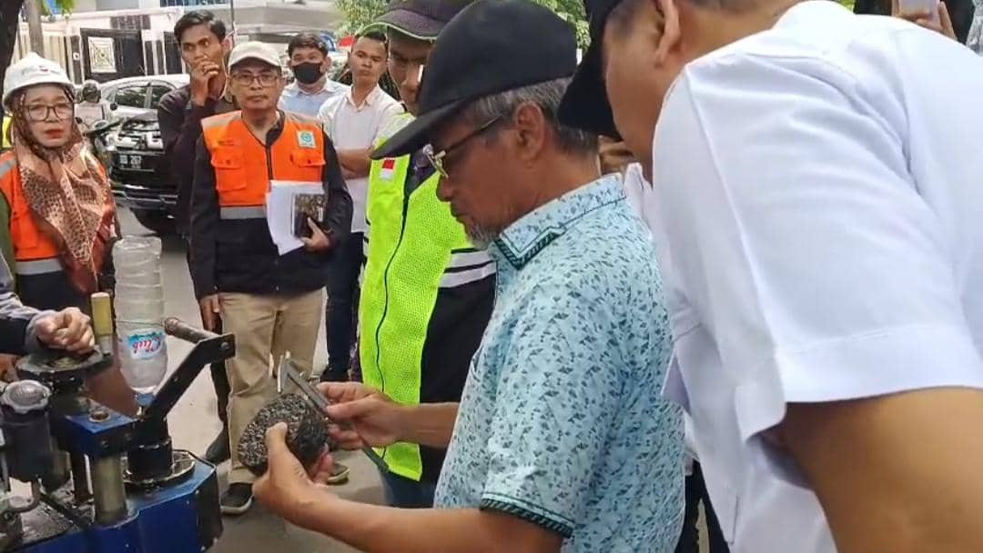 DPRD Sulsel Cek Ketebalan dan Kualitas Aspal Jalan Hertasning