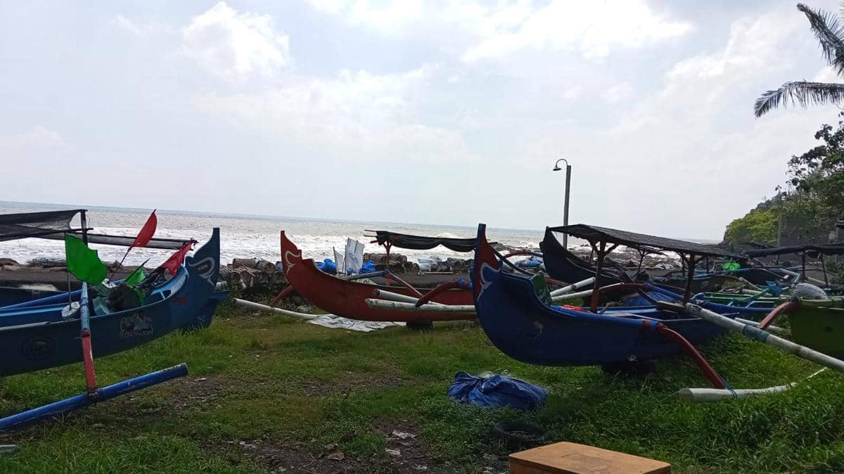 Jukung nelayan parkir tidak melaut akibat angin kencang di Tabanan 