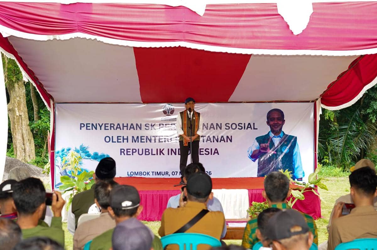 Menteri Kehutanan (Menhut) Raja Juli Antoni menyerahkan Surat Keputusan (SK) Perhutanan Sosial kepada enam Kelompok Tani Hutan (KTH) di Pulau Lombok, Nusa Tenggara Barat. (Dok. Kemenhut)